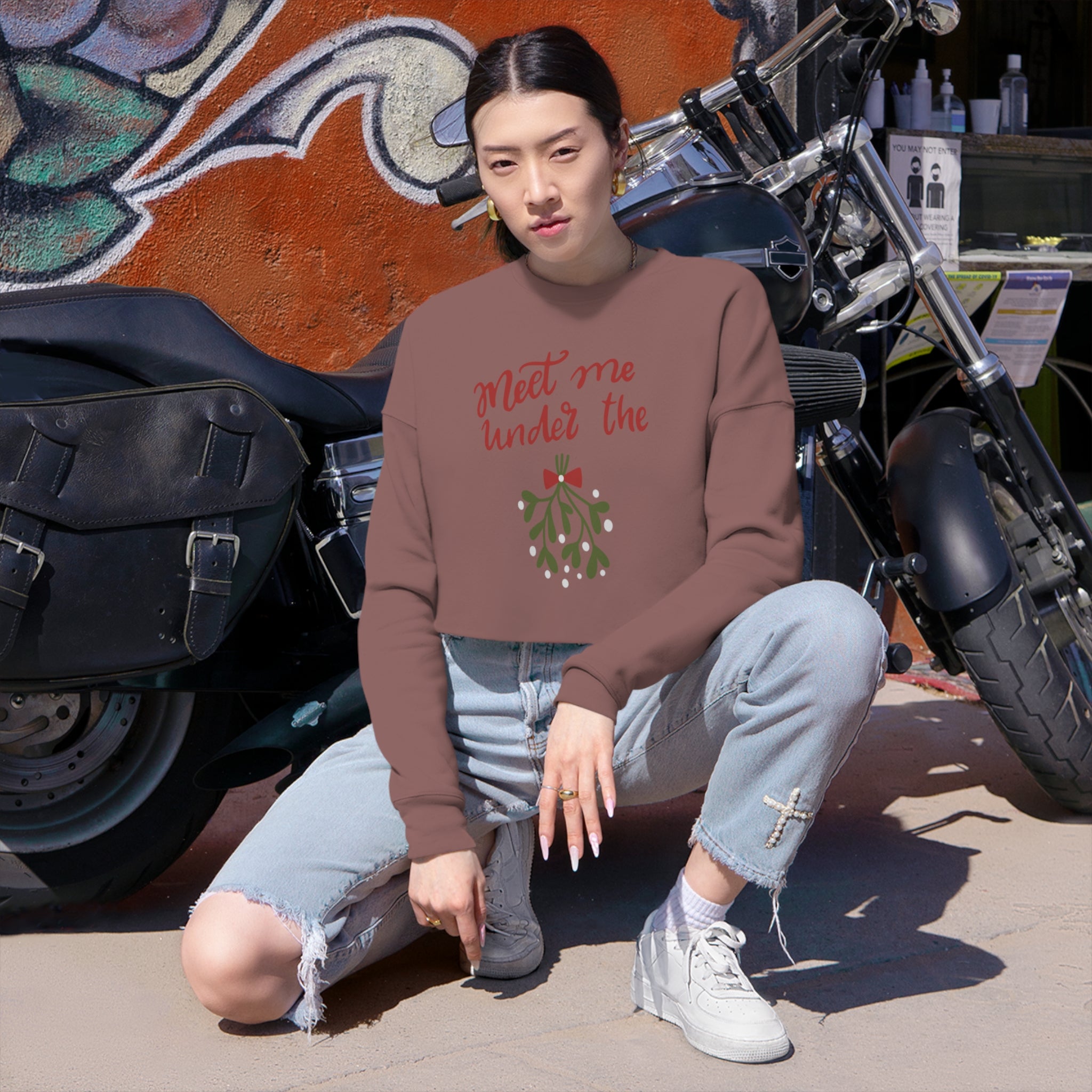 Meet Me Under The Mistletoe Women's Cropped Sweatshirt